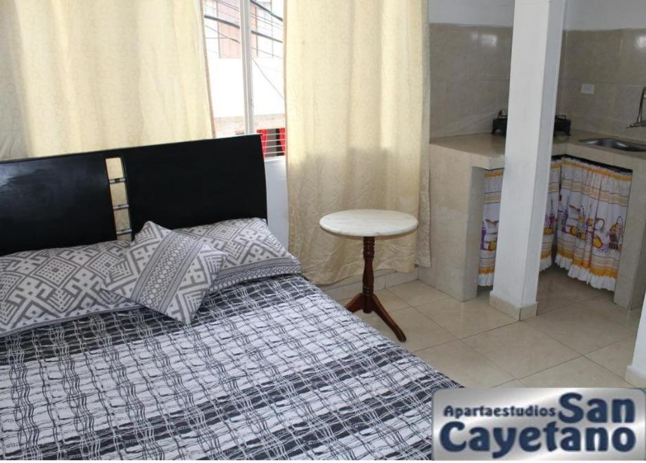 Apartaestudios San Cayetano Cali Exteriör bild