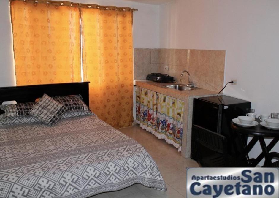 Apartaestudios San Cayetano Cali Exteriör bild