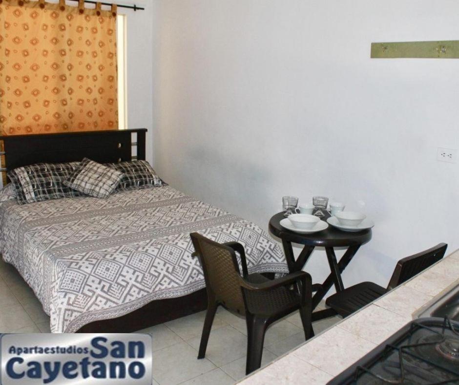 Apartaestudios San Cayetano Cali Exteriör bild