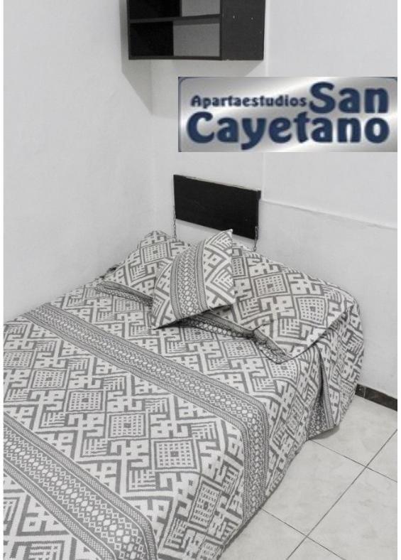 Apartaestudios San Cayetano Cali Exteriör bild