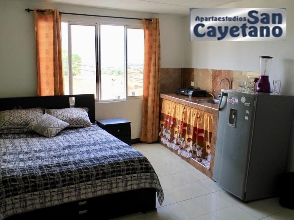 Apartaestudios San Cayetano Cali Exteriör bild